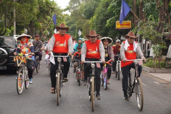 Hari Guru, Wamenag Ajak Pendidik Madrasah Bersepeda Keliling Jogja