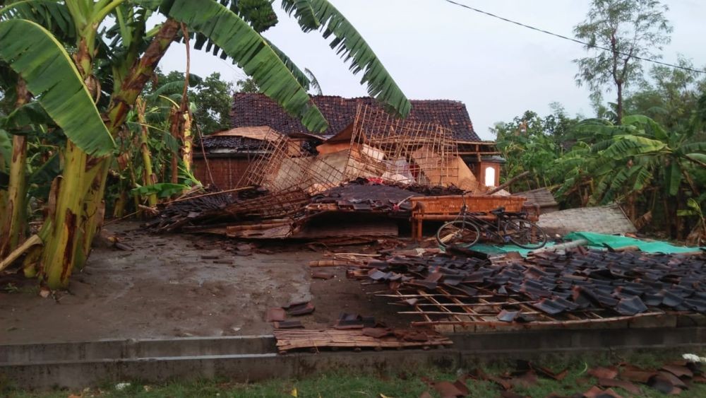 Puting Beliung Landa Bojonegoro, Satu Orang Terluka Tertimpa Rumah  