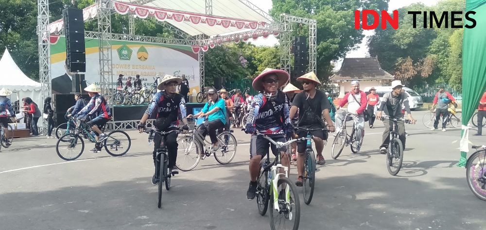 Hari Guru, Wamenag Ajak Pendidik Madrasah Bersepeda Keliling Jogja