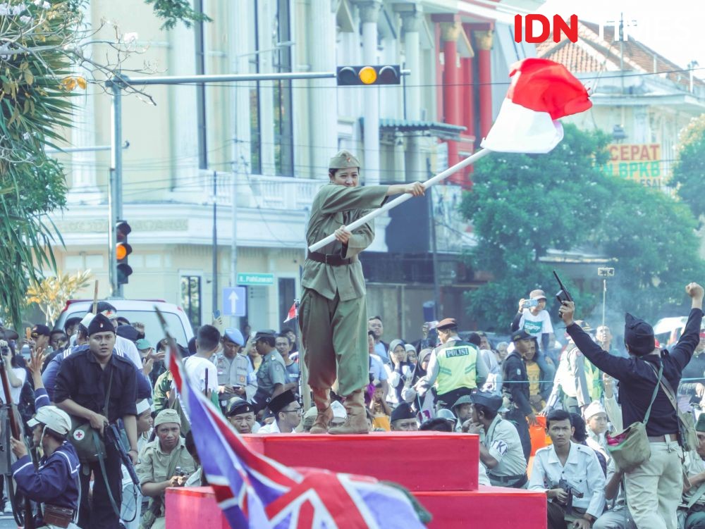 11 Foto Keseruan Parade Surabaya Juang 2019, Penuh dengan Ledakan Bom!
