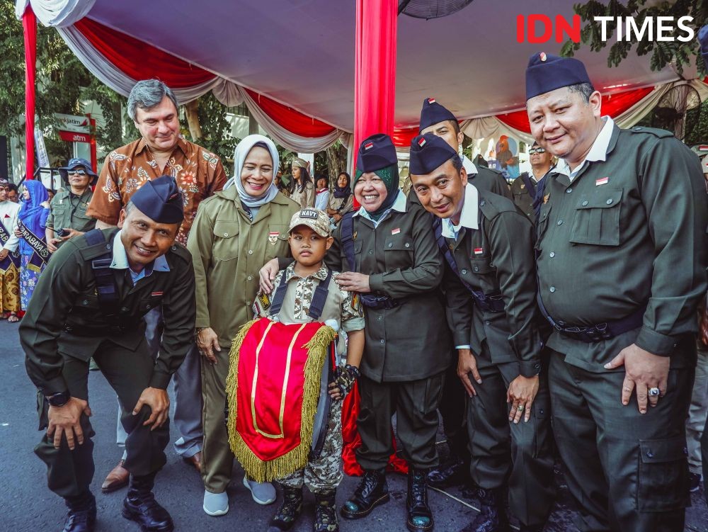 11 Foto Keseruan Parade Surabaya Juang 2019, Penuh dengan Ledakan Bom!