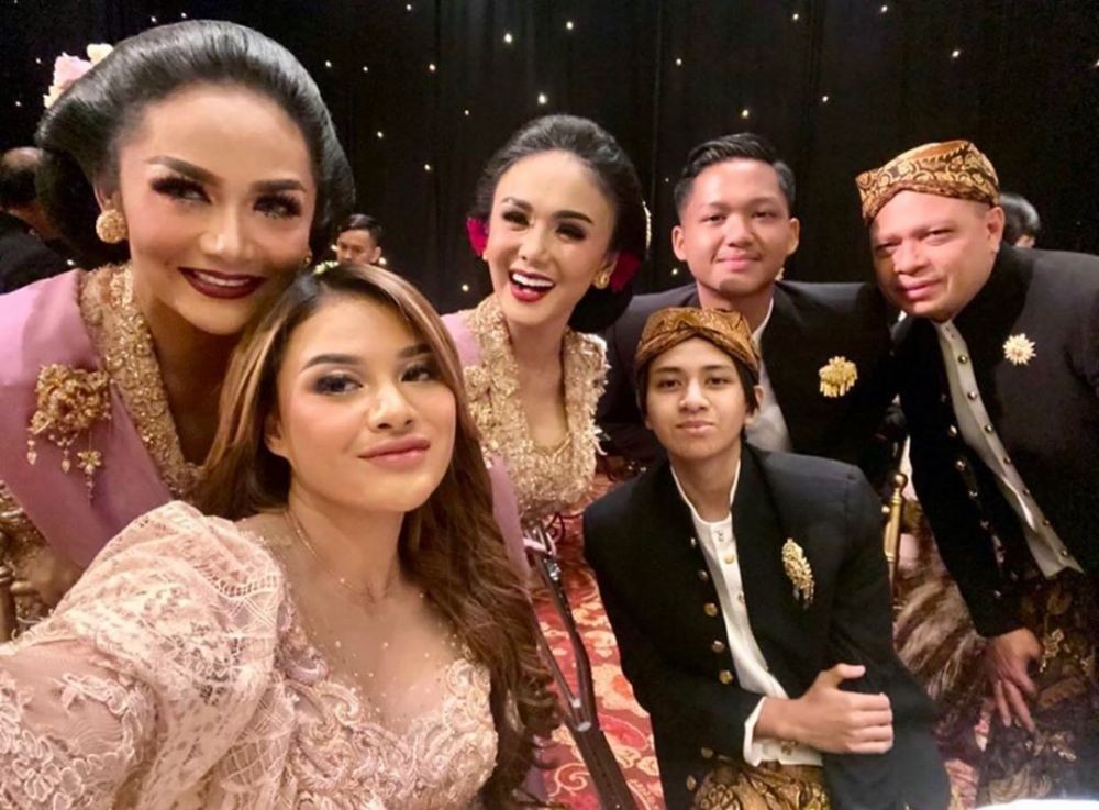 9 Potret Akrab Aurel dan Azriel dengan KD di Pernikahan Kartika Sary