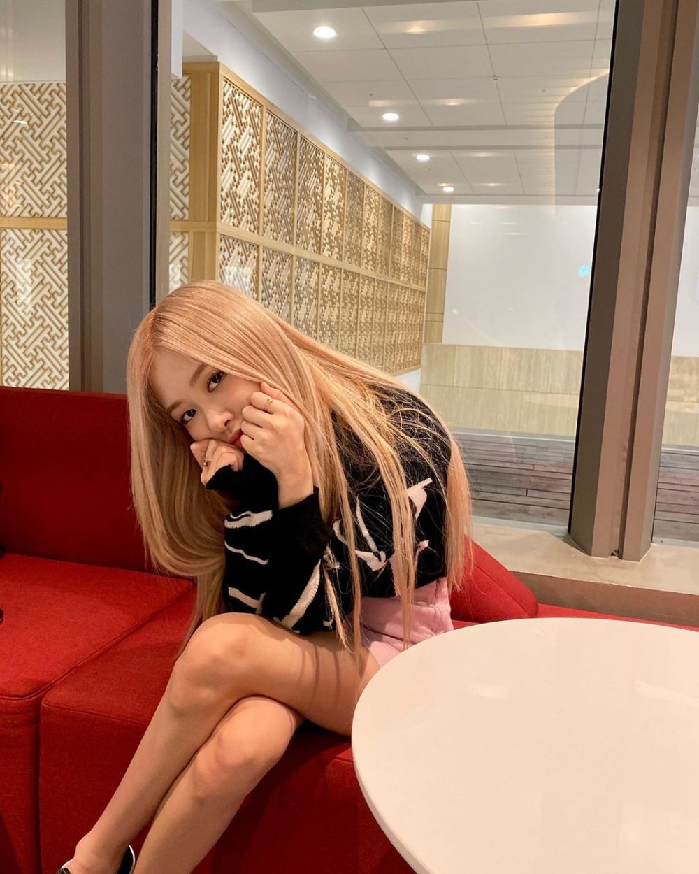 Hadiri Acara Mode, Ini 10 Potret Menawan Rose BLACKPINK di China