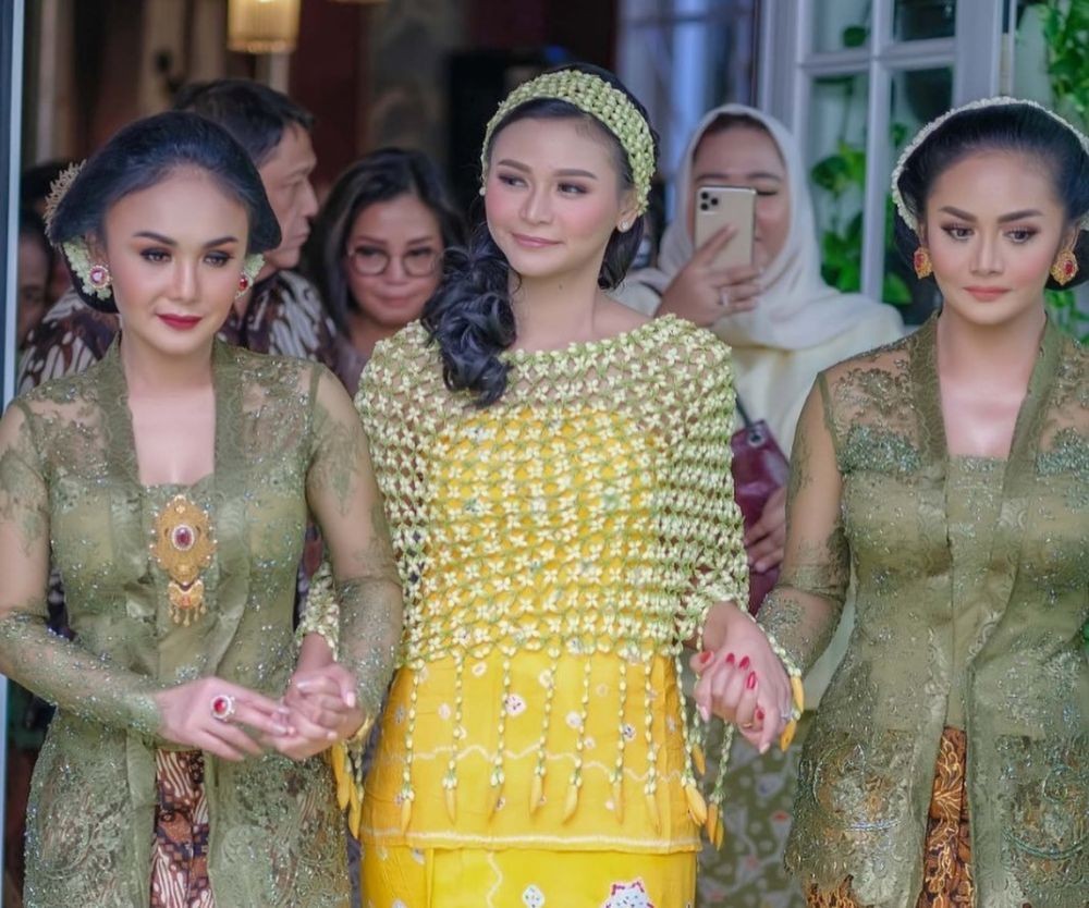 Stylish dan Awet Muda, Adu Gaya Yuni Shara Vs Krisdayanti