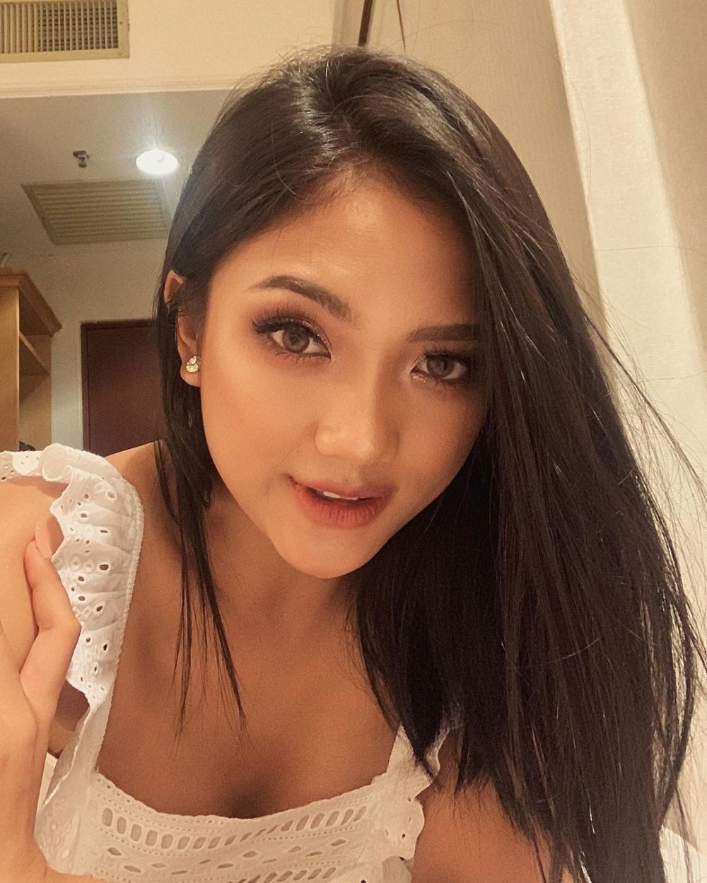 Menghipnotis! 10 Potret Glowing Marion Jola saat Selfie