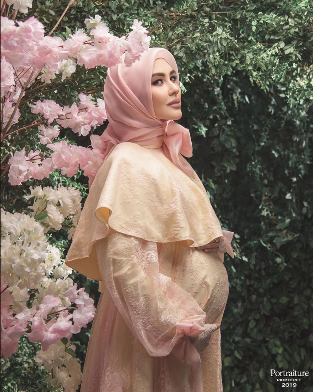 Maternity Shoot dengan Hijab ala Kartika Putri