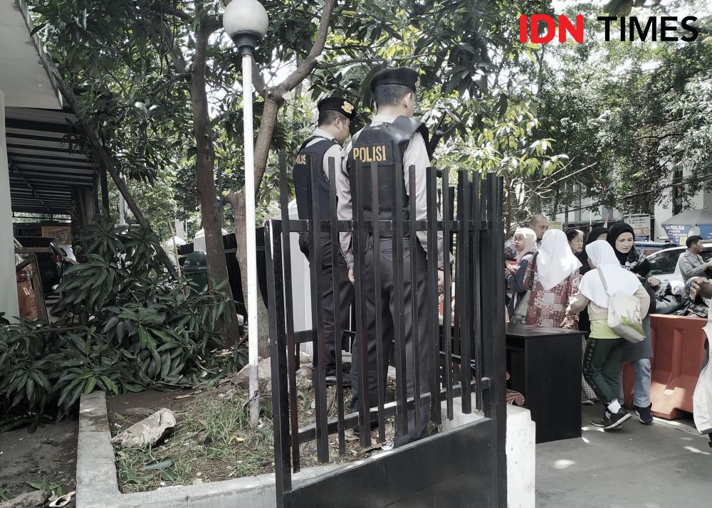 [FOTO] Pasca Bom Medan, Pengamanan di Polrestabes Bandung Diperketat