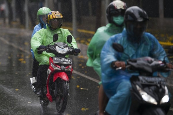 Jarang Disadari, 5 Kebiasaan Biker di Musim Hujan Bisa Berujung Celaka