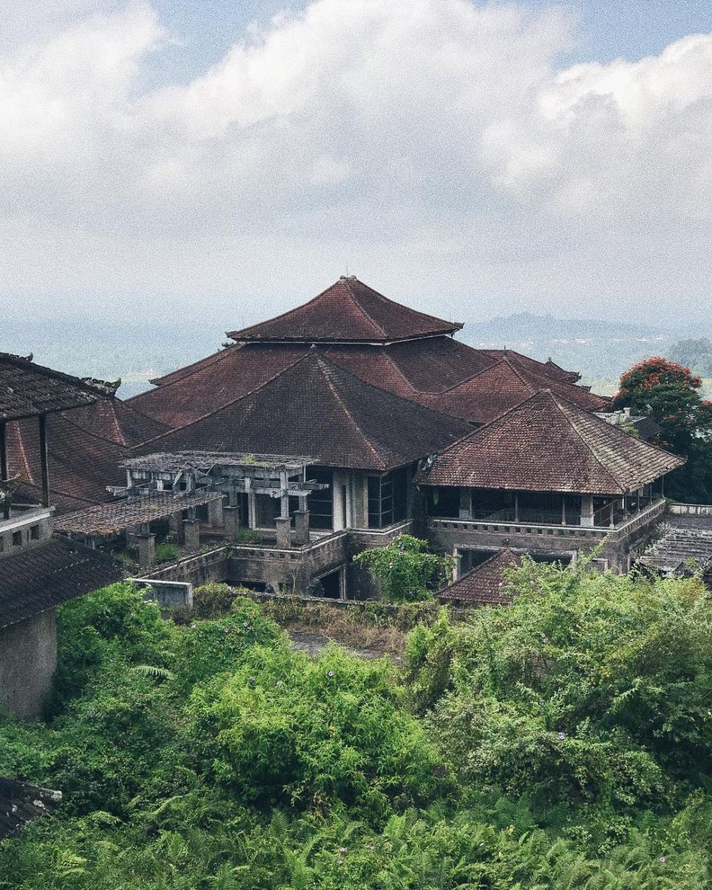7 Tempat Wisata yang Terbengkalai di Indonesia, Kamu Masih Mau Datang?
