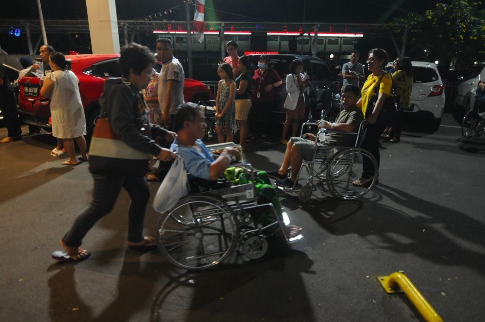 [FOTO] Wajah Waspada Penduduk Kota Manado Setelah Gempa Jumat Malam