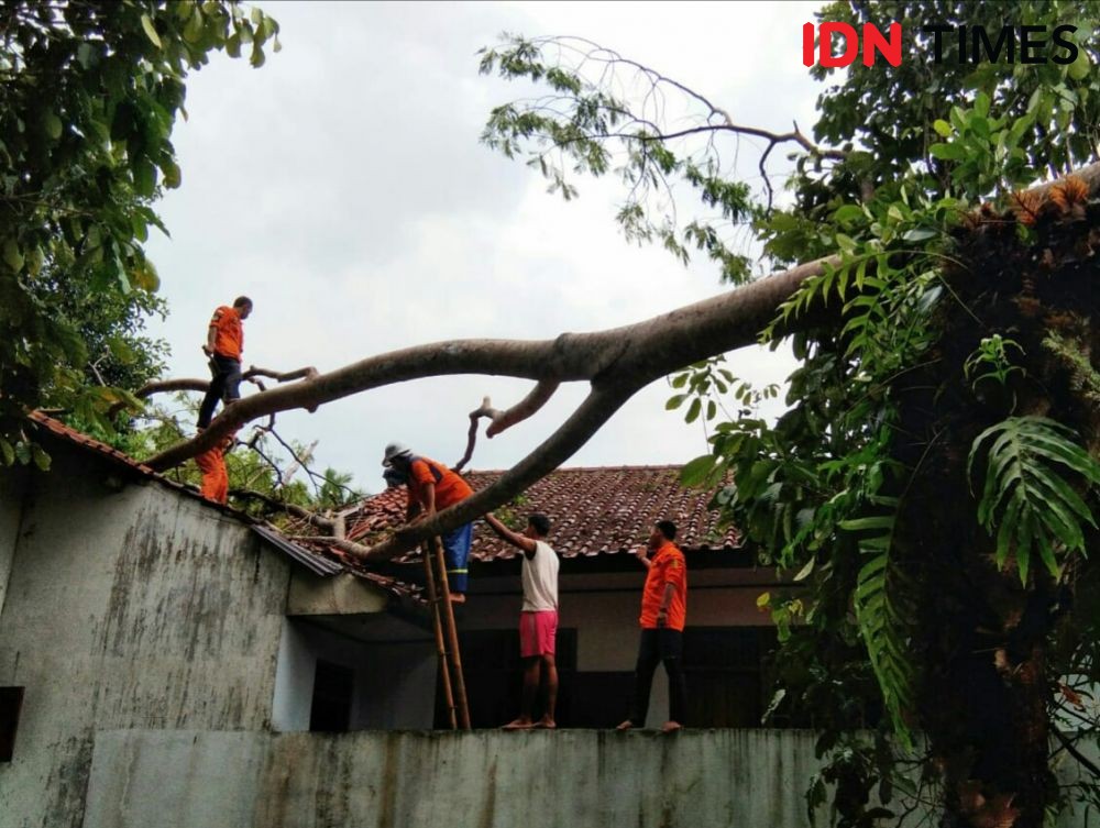 Angin Kencang Menerjang Purbalingga Atap Rumah Warga Beterbangan