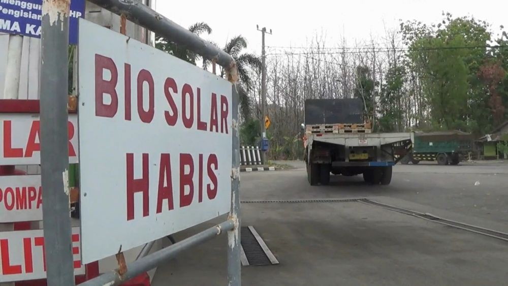 Solar Langka, Sopir Truk Sampai Menunggu 24 Jam di SPBU Tuban