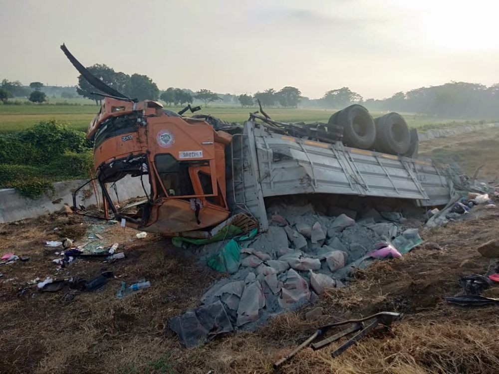 Kecelakaan Maut Bus Tabrak Tronton di Tol Pasuruan, Empat Orang Tewas