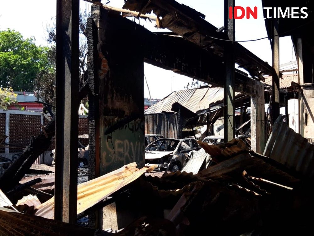 Nelangsanya Saiful Mengais Bekas Kebakaran Pasar Beras Bendul Merisi