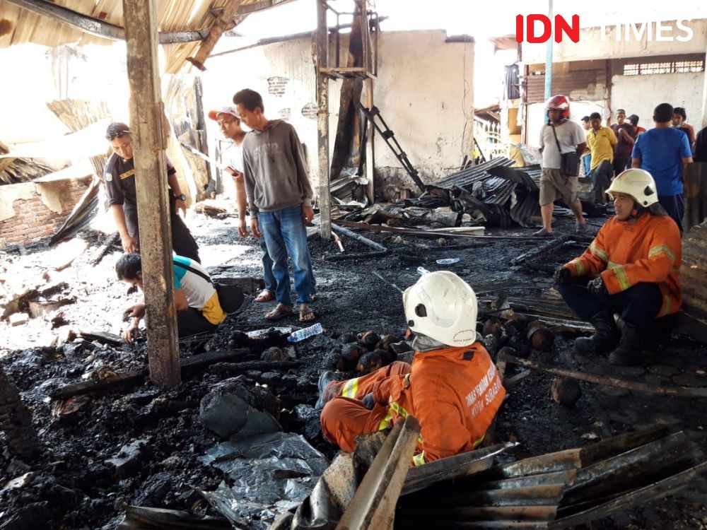 Nelangsanya Saiful Mengais Bekas Kebakaran Pasar Beras Bendul Merisi