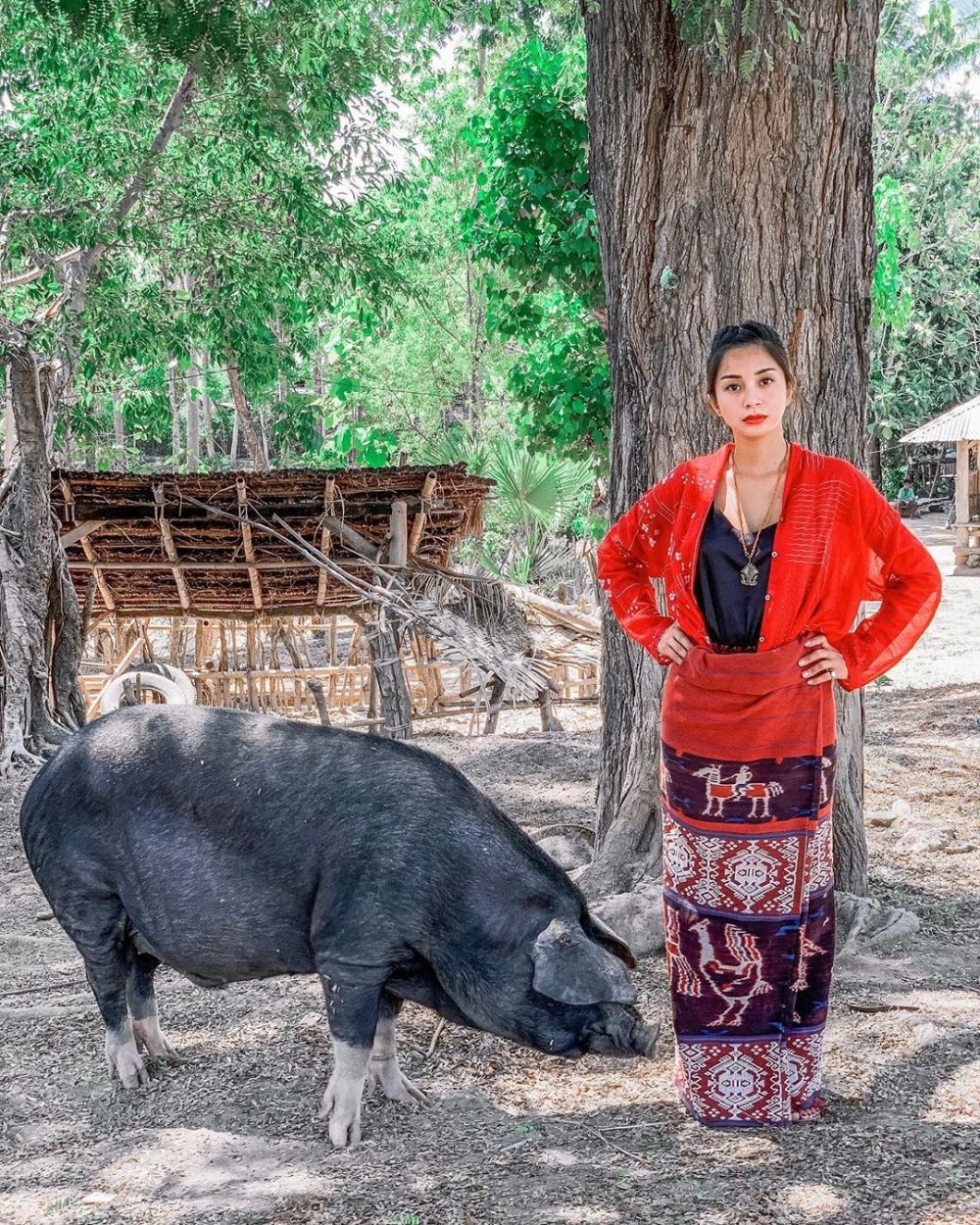 Pemotretan di Sumba, Tengok 10 Potret Pamer Body Goals Kirana Larasati