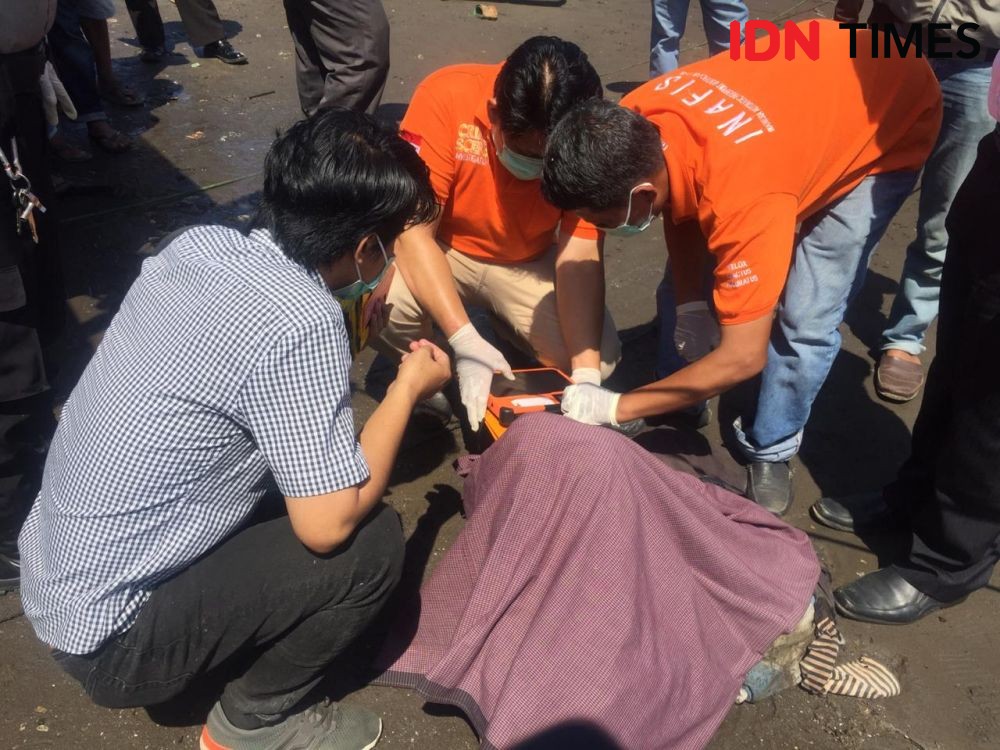 Mayat Perempuan Terbungkus Seprai Ditemukan di Tepi Sungai di Makassar