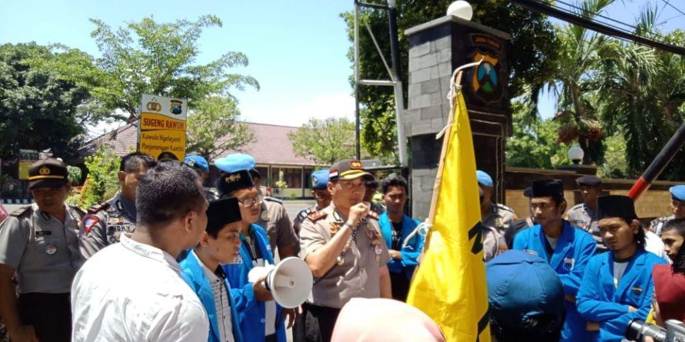 Didemo Mahasiswa Soal Calo SIM,
Kapolres SiapTindak Polisi Nakal  