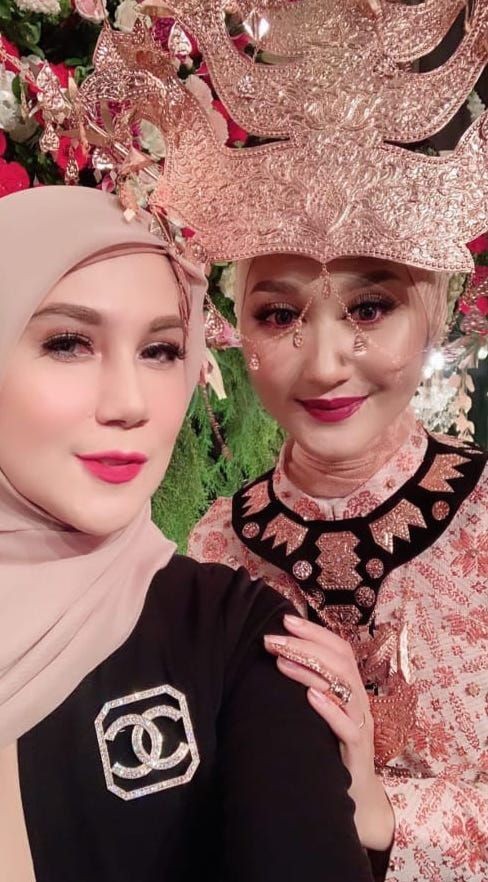 10 Potret Selebriti Hadiri Resepsi Dian Pelangi dan Sandy Nasution