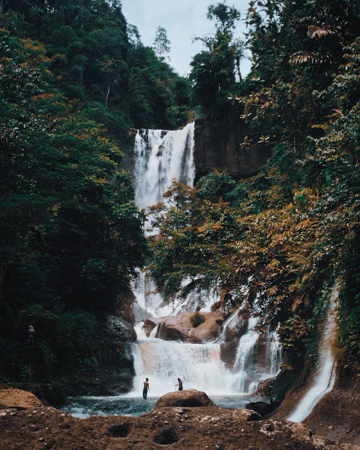 8 Rekomendasi Wisata Air Terjun di Jawa Barat, Ada yang Sebening Kaca