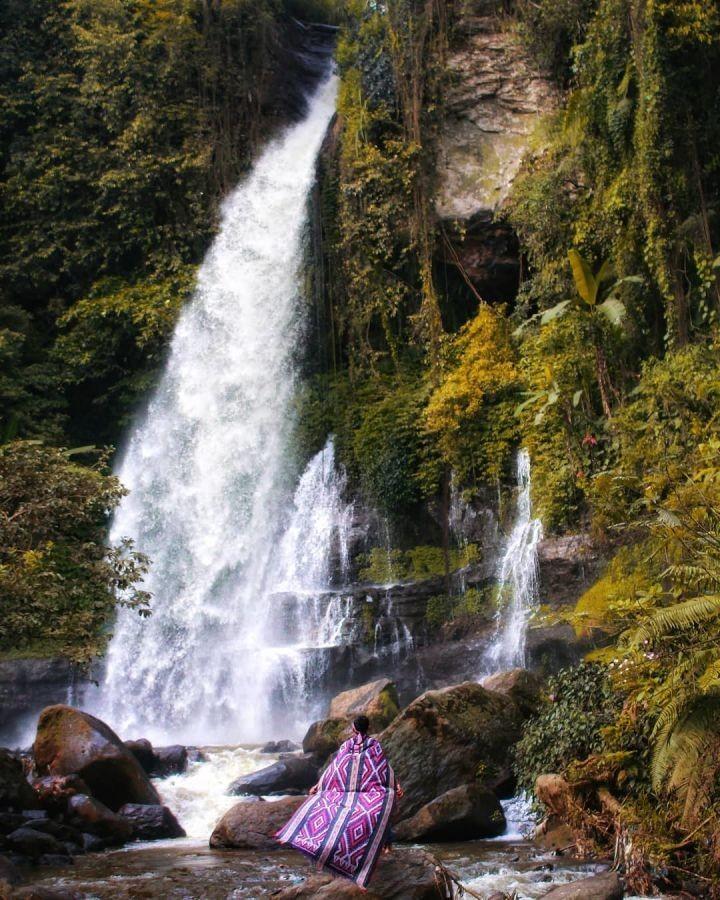 8 Rekomendasi Wisata Air Terjun di Jawa Barat, Ada yang Sebening Kaca