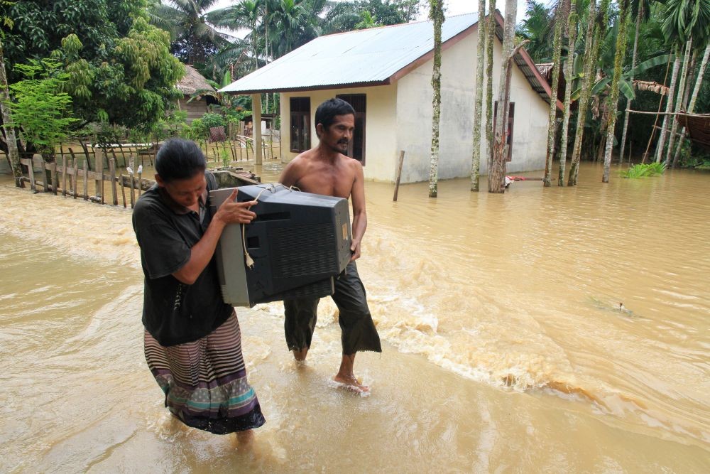 Tanggul Kali Pengkol Jebol, Dinar Mas Semarang Diterjang Banjir, 1 Orang Tewas