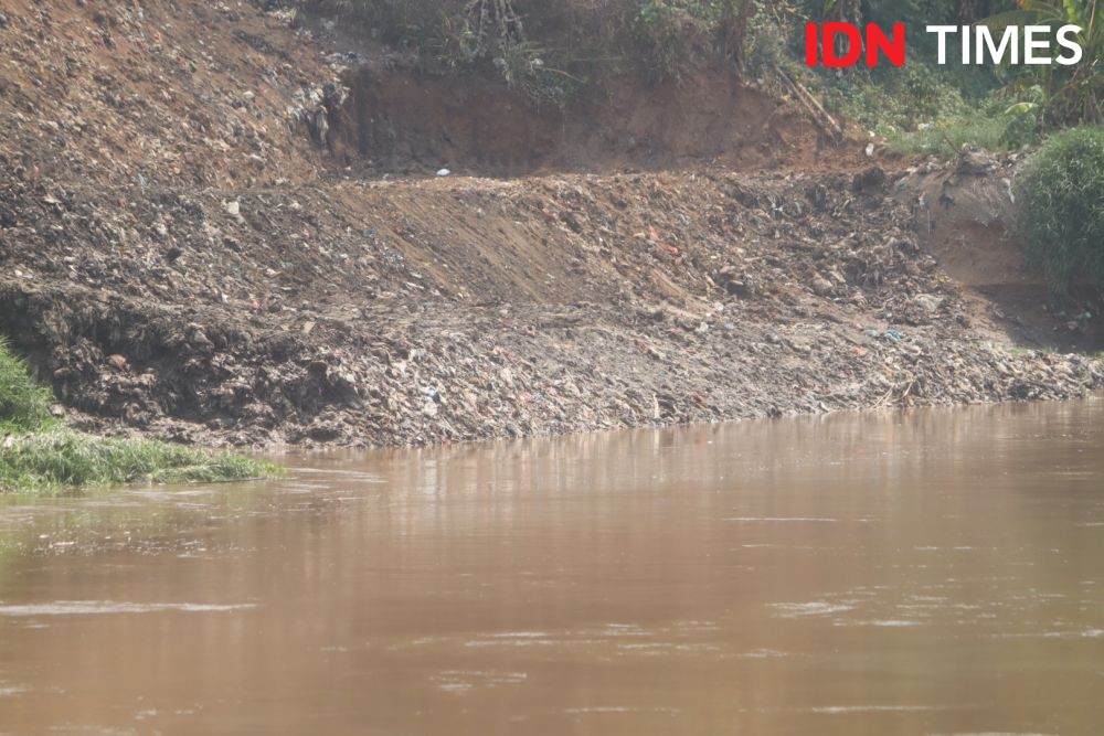 Longsoran Sampah TPA Tangsel Masuk Ke Sungai Cisadane 