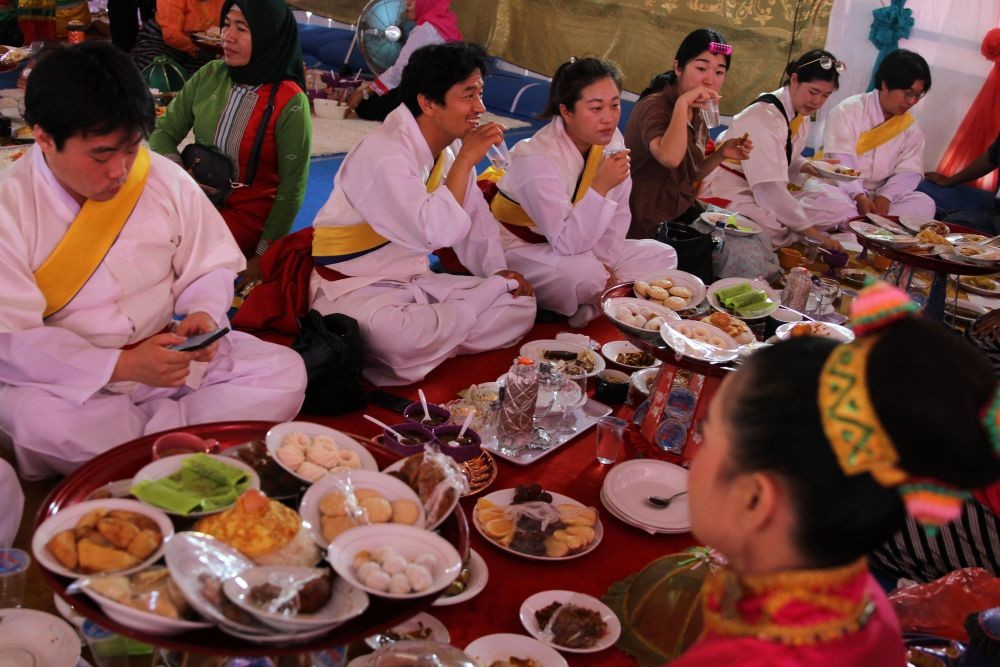 Kota Baubau Menggelar Tradisi Makan Bersama Sepanjang Tiga Kilometer