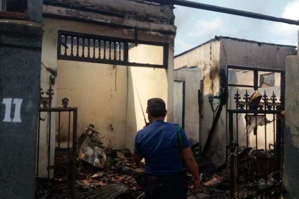 Diduga Lupa Cabut Senter Portable, Rumah di Denpasar Ludes Terbakar
