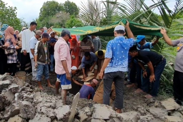 2 Jenazah Terduga Teroris Dimakamkan, Keluarga Histeris dan Pingsan