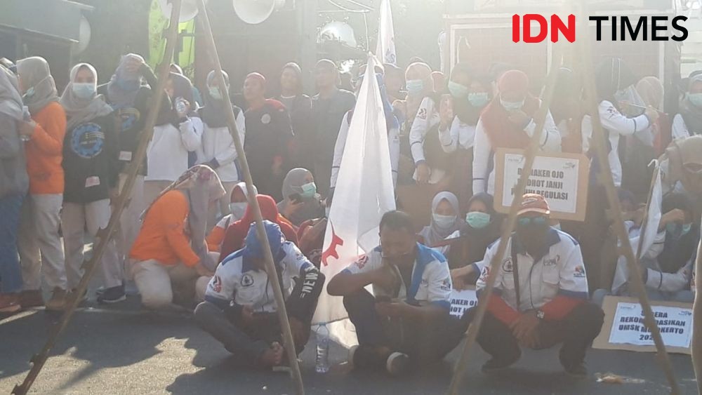 UMK 2020 Naik, Buruh Tetap Geruduk Kantor Gubernur Jatim