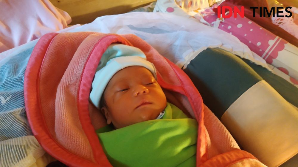 Bayi Mungil Ini Dibuang dalam Kardus, Puluhan Warga Antre Siap Adopsi