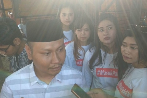 Bacabup Tuban Ini Blusukan ke Warkop untuk Bagikan WiFi Gratis