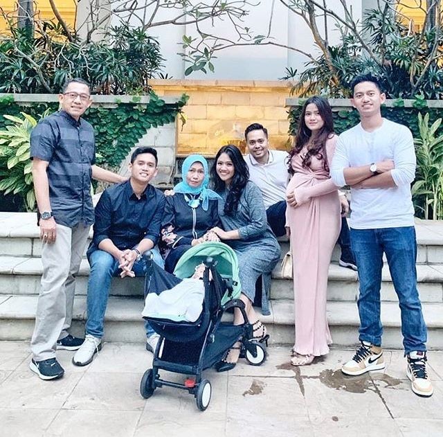 Family Man Idaman! 10 Momen Manis Kedekatan Adamas Belva dan Keluarga 