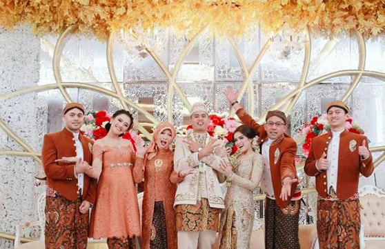 Family Man Idaman! 10 Momen Manis Kedekatan Adamas Belva dan Keluarga 