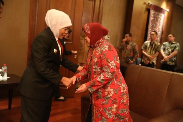 Risma Sering ke Luar Negeri, Khofifah: Rata-rata Pakai APBD
