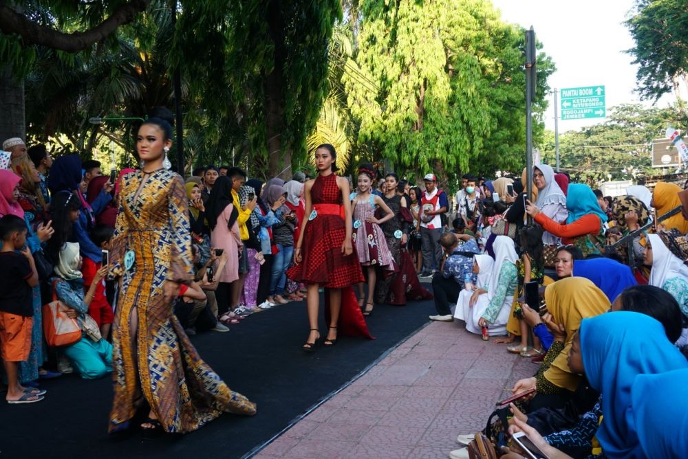 Trotoar di Banyuwangi Jadi Catwalk Ajang Fashion Batik