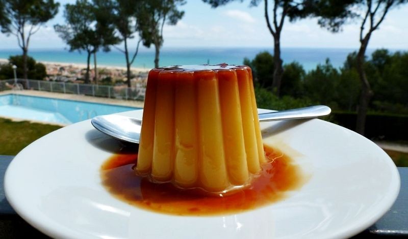 Puding susu madu lembut dengan topping buah segar, hidangan penutup yang manis dan sehat