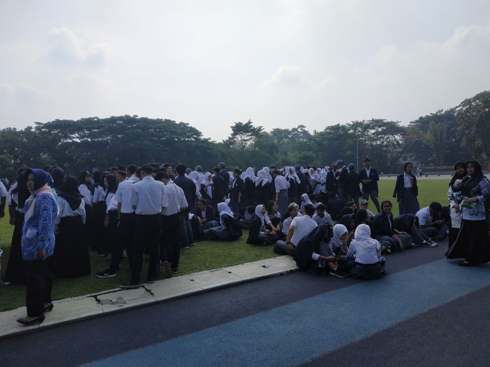 Unik! di Hari Guru, Siswa SMP Semarang Beri Kejutan Cuci Motor Guru