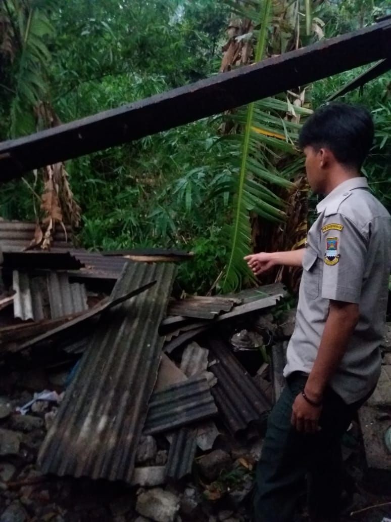 Hujan Deras Disertai Angin Kencang Rusak 10 Rumah Warga di KBB