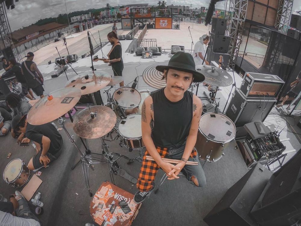 10 Potret Bintang Iklan Binomo Budi Setiawan, Drummer Kece yang Viral