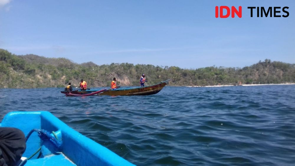 Kapal Nelayan Dihantam Gelombang, Ayah dan Anak Hilang 