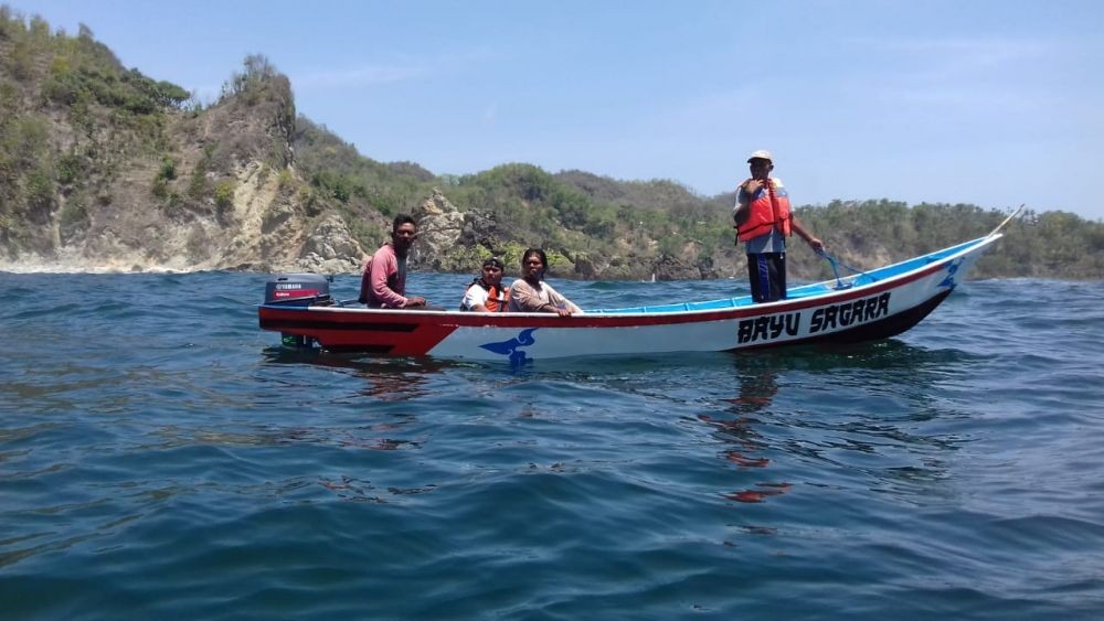 Kapal Nelayan Dihantam Gelombang, Ayah dan Anak Hilang 