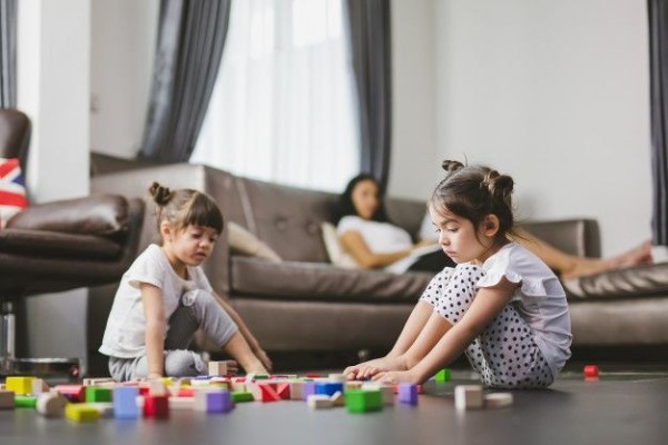 6 Cara Membantu Anak Mengatasi Fobia Sosial, Jangan Sebut Penakut!