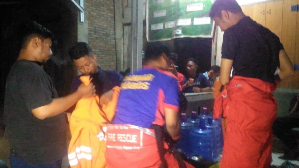 Berlangsung Dramatis, Tim Damkar Maros Evakuasi Sarang Lebah Vespa