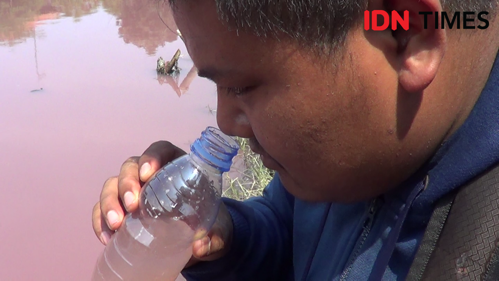 Sungai Maribaya di Tegal Berwarna Pink dan Mengeluarkan Bau Busuk