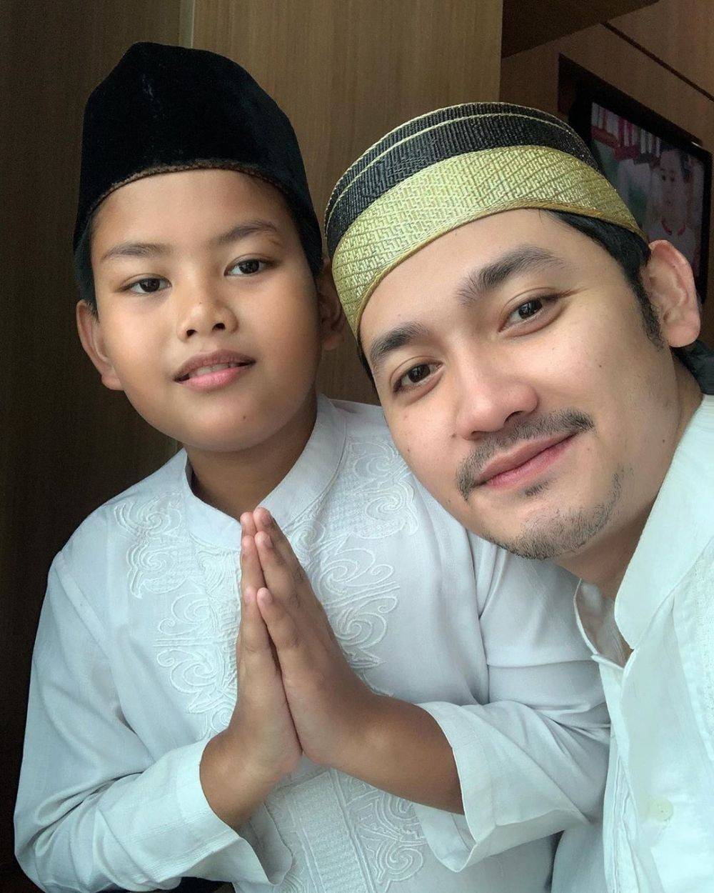 Akrab Banget, 10 Momen Kedekatan Angga Wijaya Dan Anak Dewi Perssik