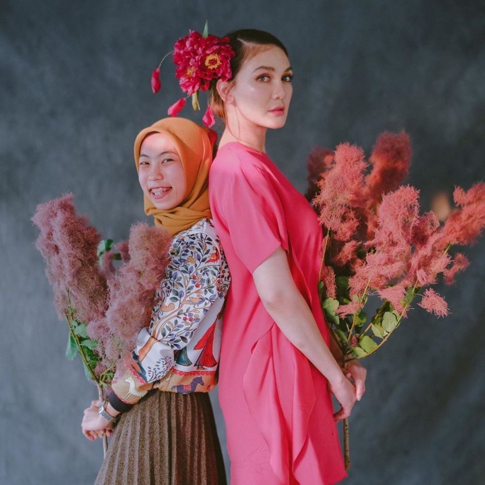 Ini Lho Gaya Luna Maya dan Asisten Pribadinya, Potretnya Akrab Banget!