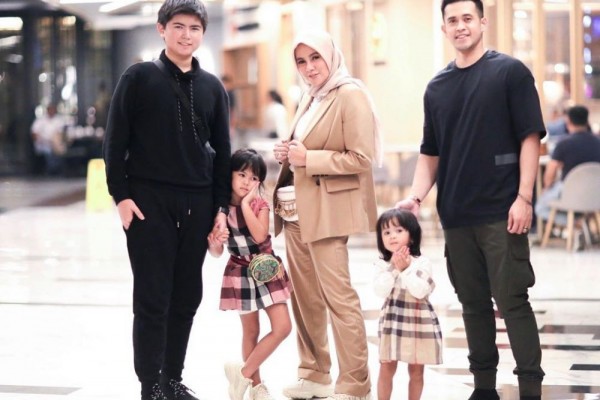 Dekat dan Kompak Banget, Ini 10 Potret Artis dengan Saudara Tirinya