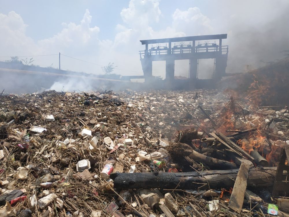 Tumpukan Sampah Menggunung di Anak Sungai DAS Citarum